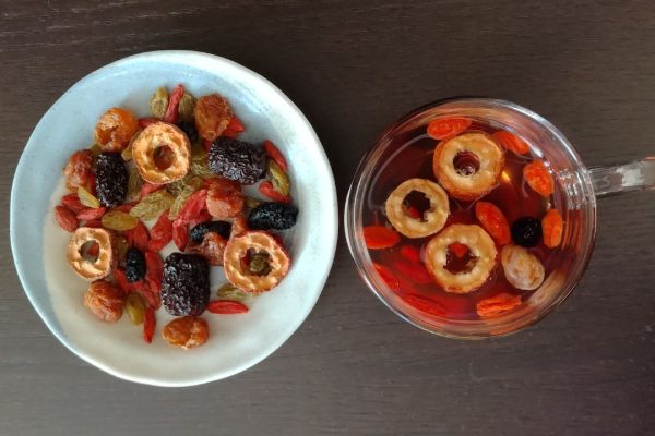 【NEWS】フェムケア発想の薬膳茶！ 女性のゆらぎ「なんとなく不調」に。“素材を噛んで全部食べる”新感覚「食べる薬膳茶」がリニューアル-ほどよい堂